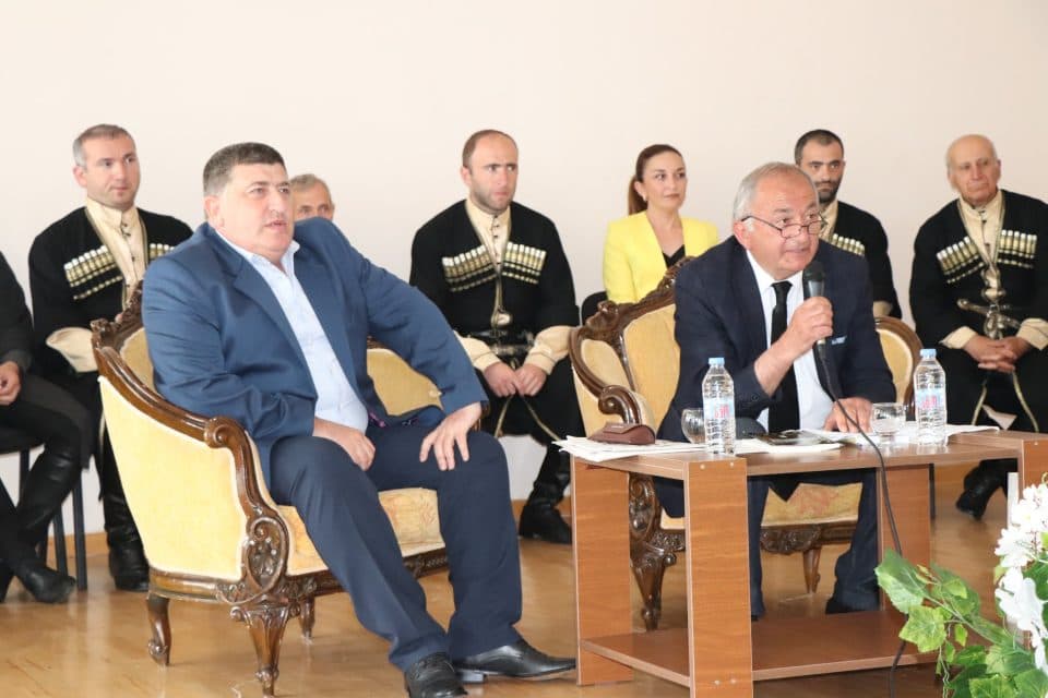 ხობის კულტურის სახლის მცირე დარბაზში მწერალ ლაშა გვასალიასთან შეხვედრა გაიმართა