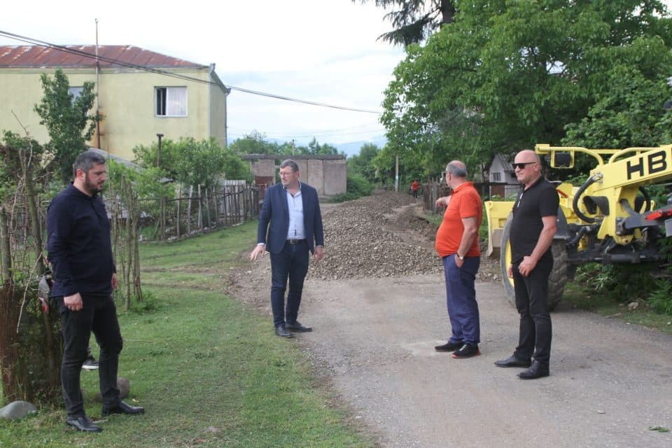 ჩხოროწყუში აქტიურად გრძელდება შიდა საუბნო გზების სარეაბილიტაციო სამუშაოები