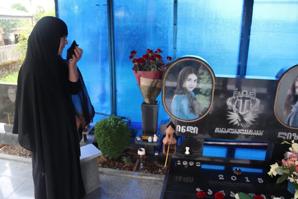 ხობში, ინდირა და ლიზი ზარანდიების ხსოვნას პატივი მიაგეს და მათი საფლავები ყვავილებით შეამკეს