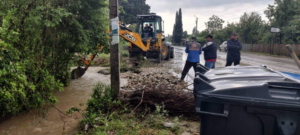 ხობში წყალდიდობის შედეგების ლიკვიდაციის მიზნით დილიდან მუშაობენ სამსახურები