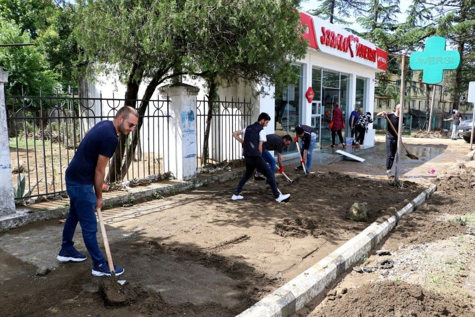 სენაკში წყალდიდობის შედეგად დაზარალებული მოსახლეობის სახლებისა და ეზოების დასუფთავებაში მოხალისეები ჩაერთვნენ
