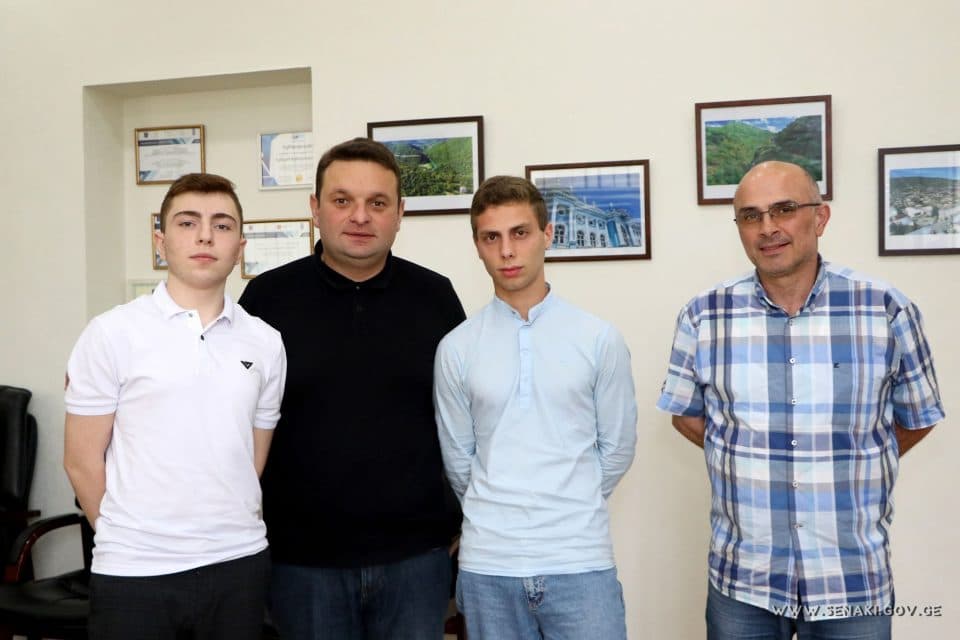 სენაკის მერმა ,,ეტალონში“ გამარჯვებულ მოსწავლეებს ფულადი ჯილდოები გადასცა