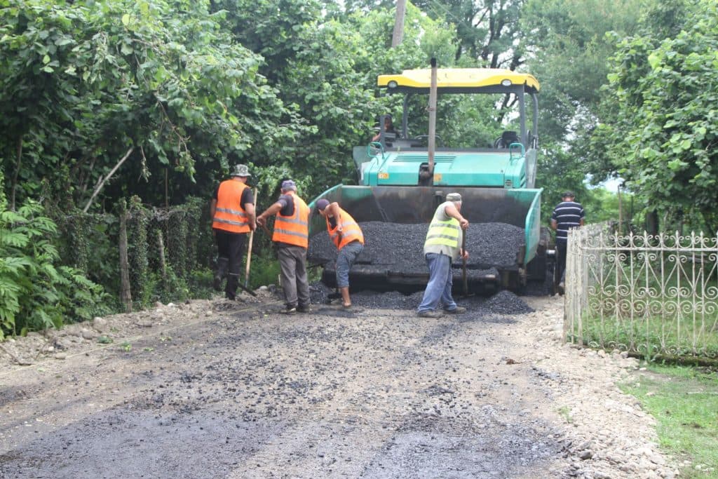 ჩხოროწყუში შიდა საუბნო გზების ასფალტის საფარით რეაბილიტაცია მიმდინარეობს - image 3