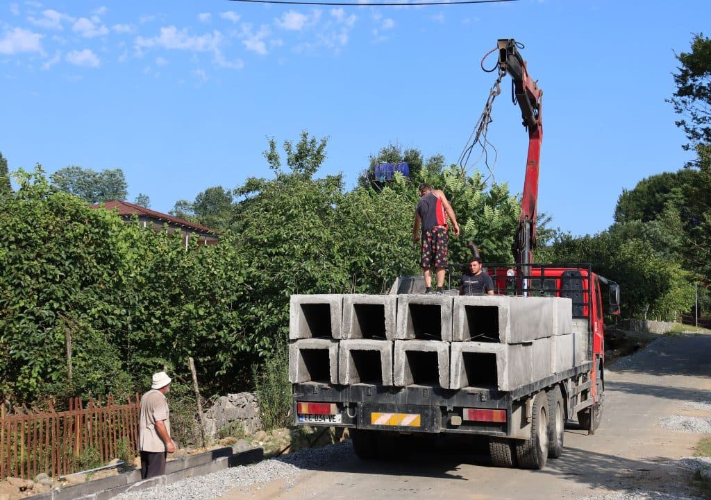 სოფელ ხაბუმეში, ეწერის უბანში, სანიღვრე არხის მოწყობა მიმდინარეობს - image 2