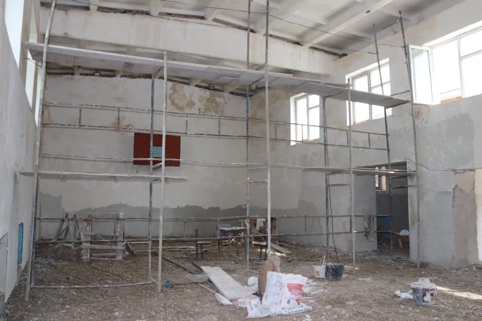 ხობის მუნიციპალიტეტის სოფელ ნოჯიხევის N1 საჯარო სკოლის სპორტული დარბაზის სრული რეაბილიტაცია მიმდინარეობს