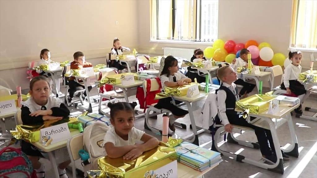 ზუგდიდში მე-12 რეაბილიტირებული სკოლა გაიხსნა - image 2