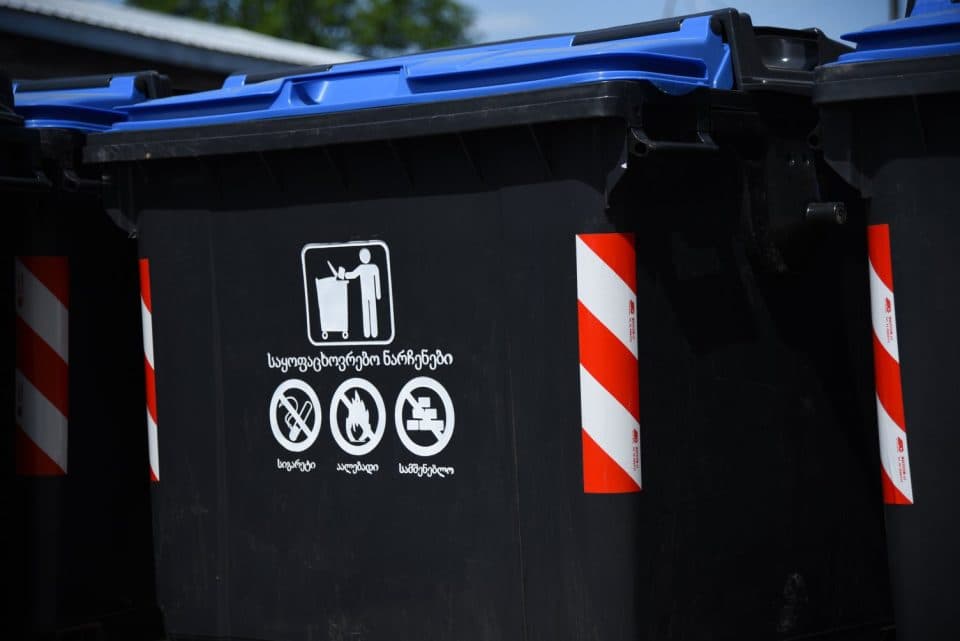 სამეგრელო-ზემო სვანეთის მუნიციპალიტეტებს ნარჩენების შესაგროვებელი კონტეინერები და სპეციალური აღჭურვილობა გადაეცემათ