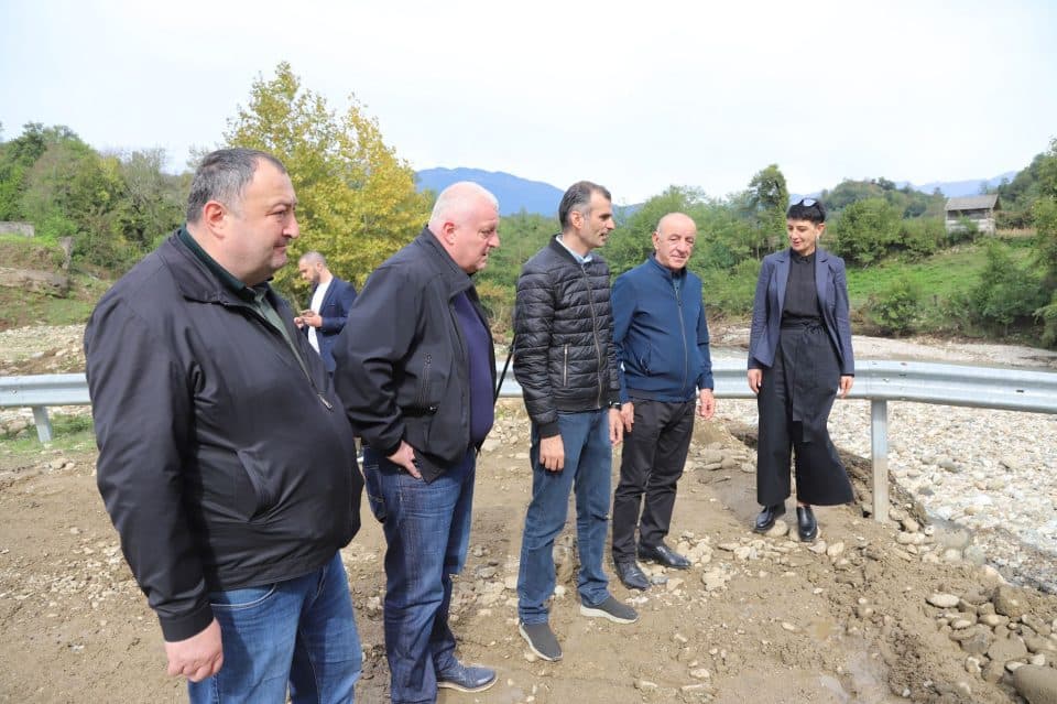 სამეგრელო-ზემო სვანეთის გუბერნიის ორგანიზებით ფახულანში სტიქიის დროს დაზიანებული ხიდის აღდგენა მიმდინარეობს