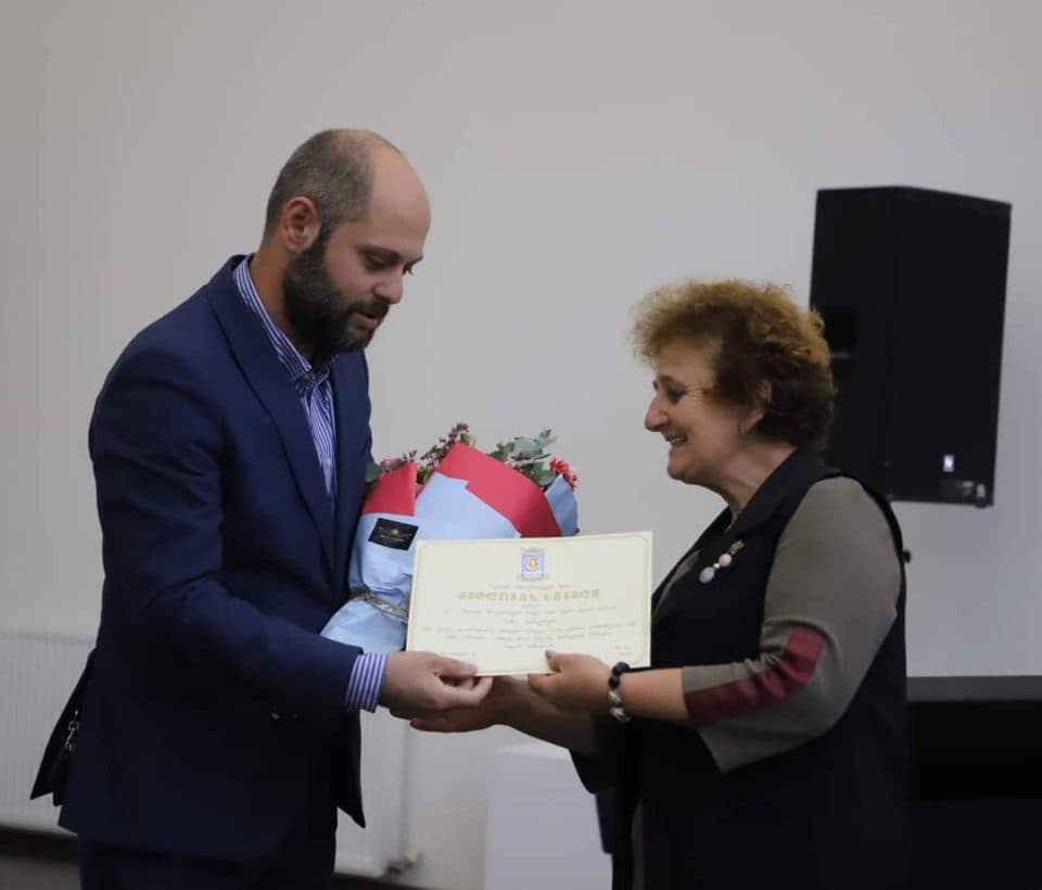 ზუგდიდის მუნიციპალიტეტის მერიამ პედაგოგებს პროფესიული დღე მიულოცა და ფულადი ჯილდო გადასცა