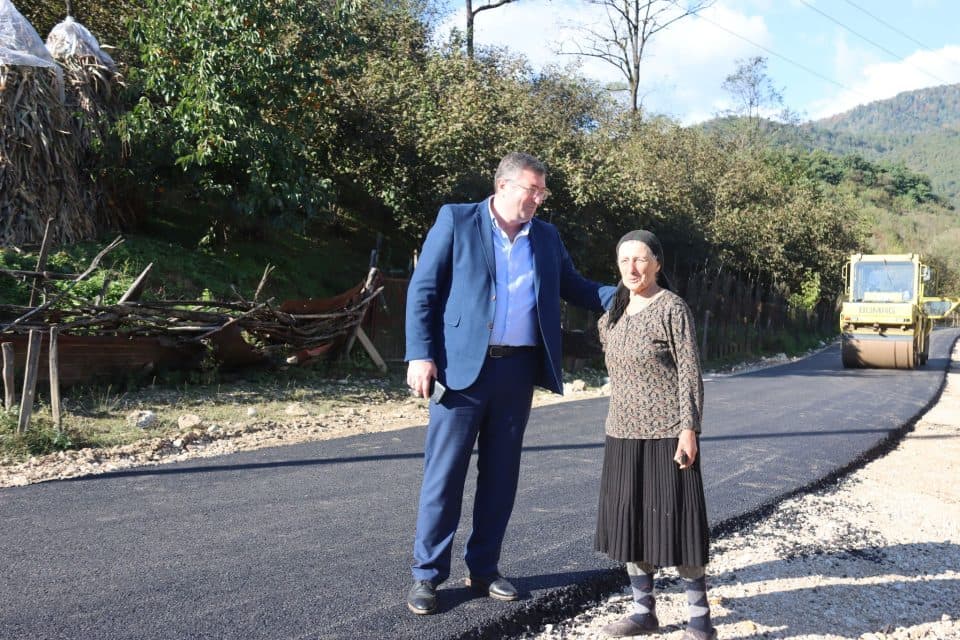 ნაფიჩხოვოში – ლეგოგუესა და ლებერიეს უბნებში, გზის საფარის რეაბილიტაცია მიმდინარეობს