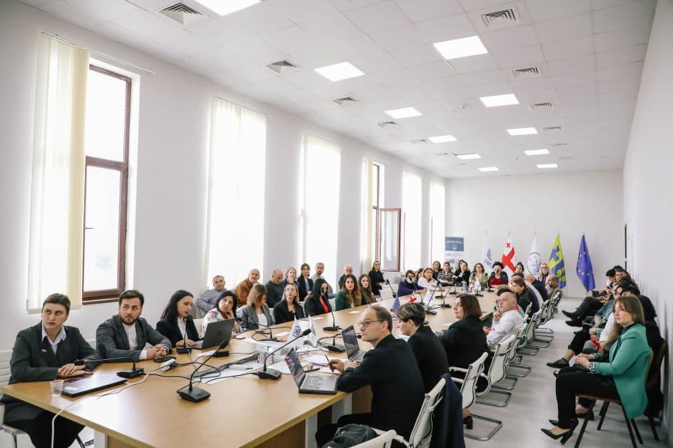 ფოთში პროექტის “PACA-კონკურენტული უპირატესობის ამაღლება თანამონაწილოების გზით” ფარგლებში შემაჯამებელი შეხვედრა გაიმართა