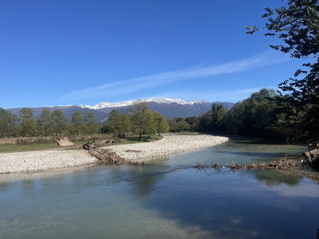 გუბერნატორი: წალენჯიხაში სტიქიით დაზიანებული საცალფეხო ხიდის ნაცვლად საავტომობილო ხიდის მოწყობა მიმდინარეობს - image 3