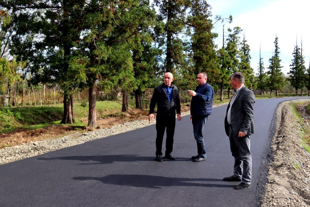 ქალაქ ხობში გზის რეაბილიტაციის დასკვნითი სამუშაოები მიმდინარეობს - image 3