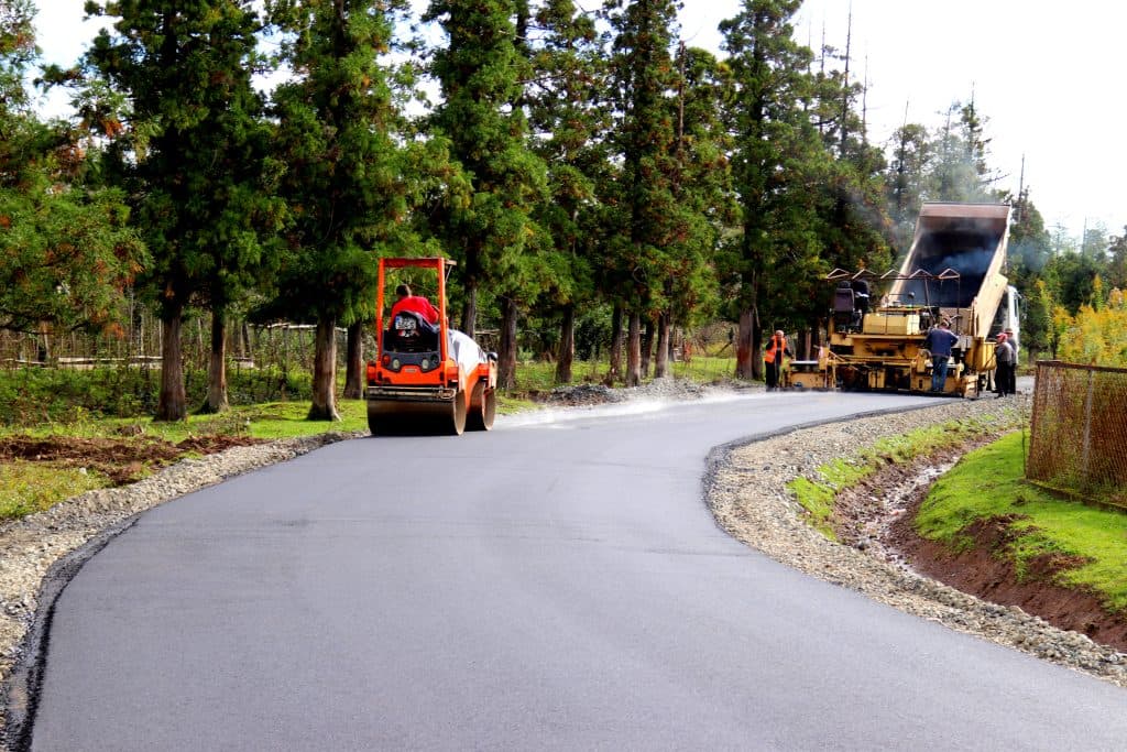 ქალაქ ხობში გზის რეაბილიტაციის დასკვნითი სამუშაოები მიმდინარეობს - image 2