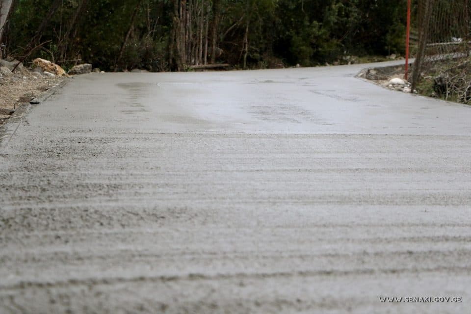 სენაკში, ჯიხას ქუჩაზე, საგზაო ინფრასტრუქტურული სამუშაოები მიმდინარეობს