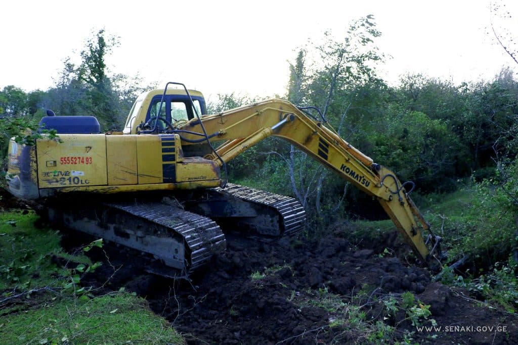სენაკის მუნიციპალიტეტში, ქალაქად და სოფლად, სტიქიის შედეგად მიყენებული ზიანის აღმოსაფხვრელად, აქტიურად მიმდინარეობს სანიაღვრე სისტემის ამოწმენდის სამუშაოები - image 2