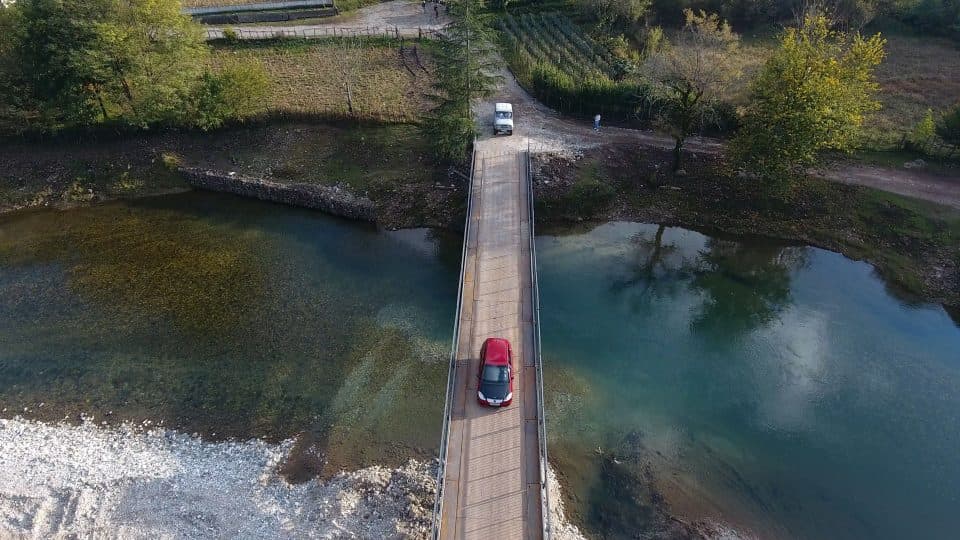 გუბერნატორი: წალენჯიხაში მაზანდარას უბანში დაზიანებული საფეხმავლო ხიდის ადგილას საავტომობილო ხიდის მოწყობა დასრულდა