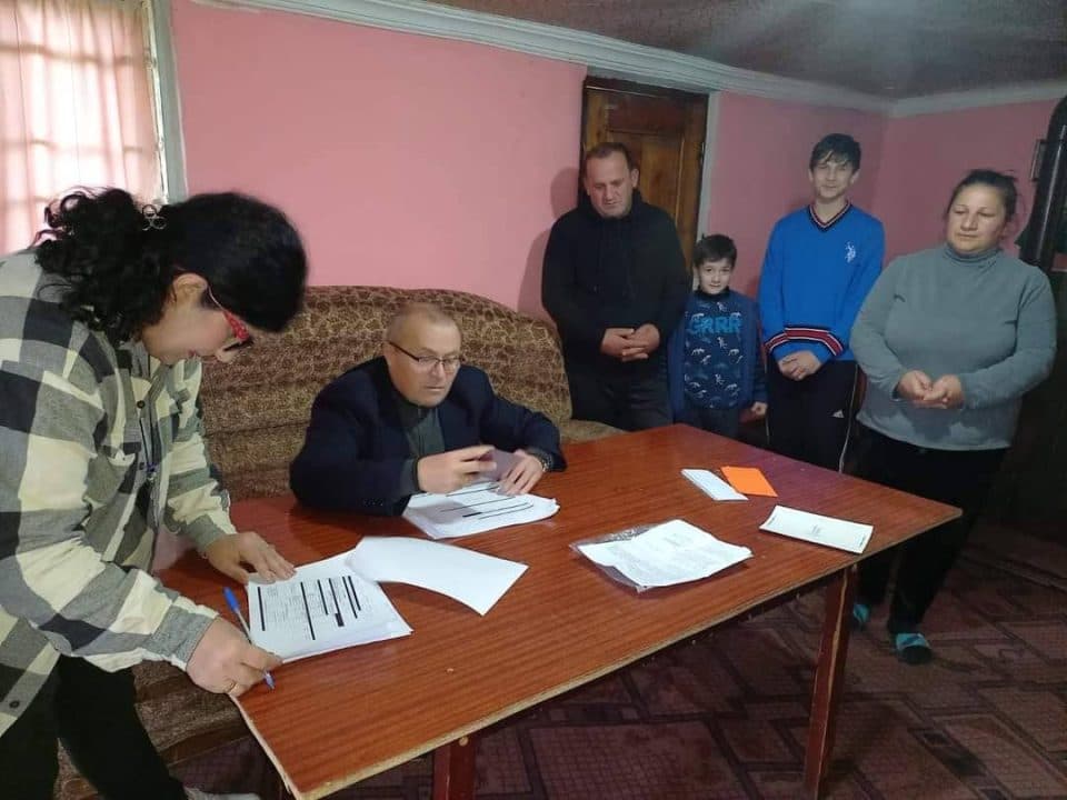 საცხოვრებელი ფართით უზრუნველყოფის მიზნით შექმნილმა კომისიამ განცხადებების გადამოწმება და ოჯახების ანკეტირება დაიწყო