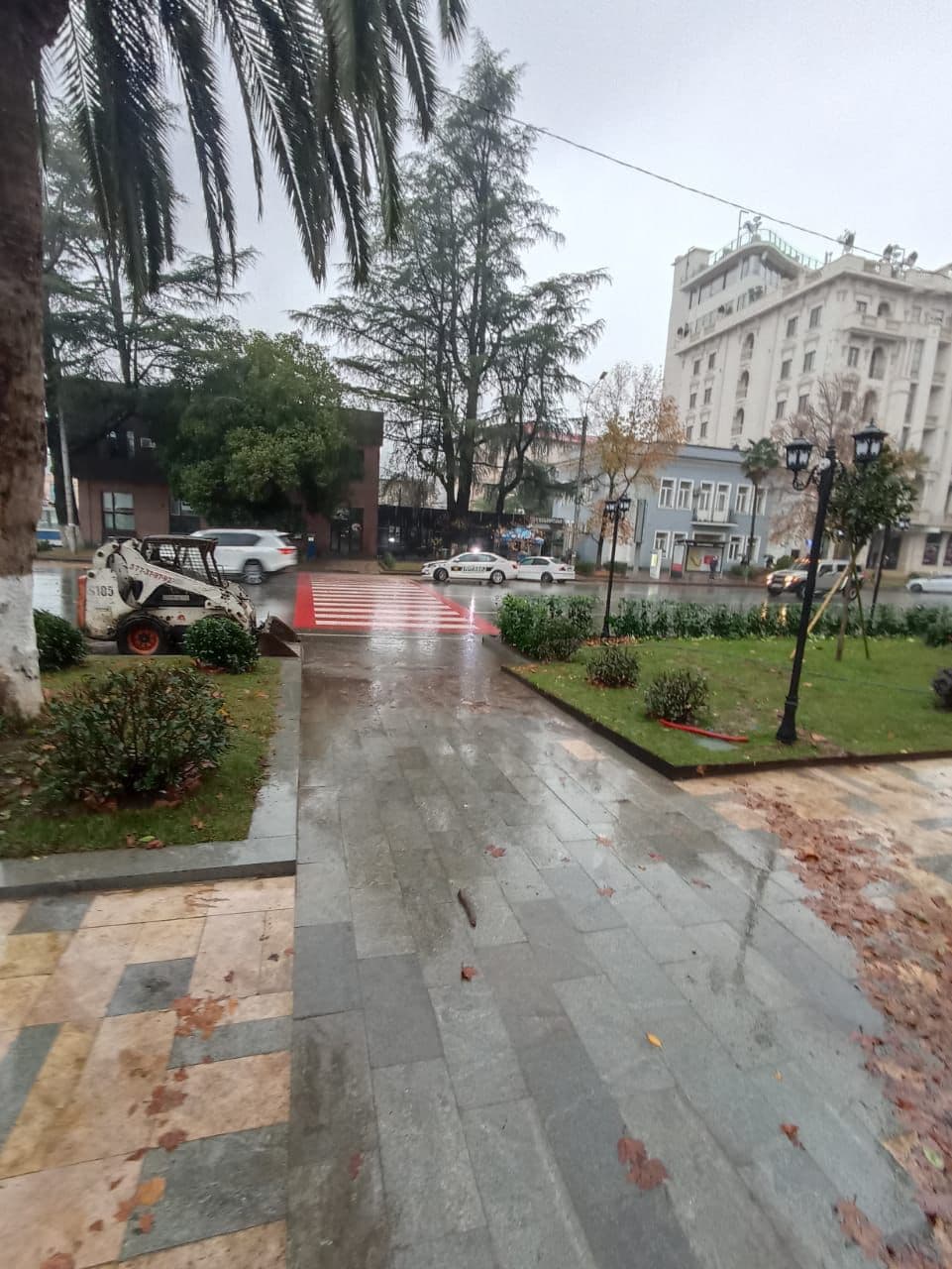 მერია: ზუგდიდის ბულვარის შესასვლელის დატბორვა კოლექტორების ფოთლებით ამოვსებამ გამოიწვია – პრობლემა მოგვარებულია