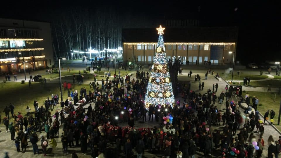 ხობში ნაძვის ხე საზეიმოდ აინთო