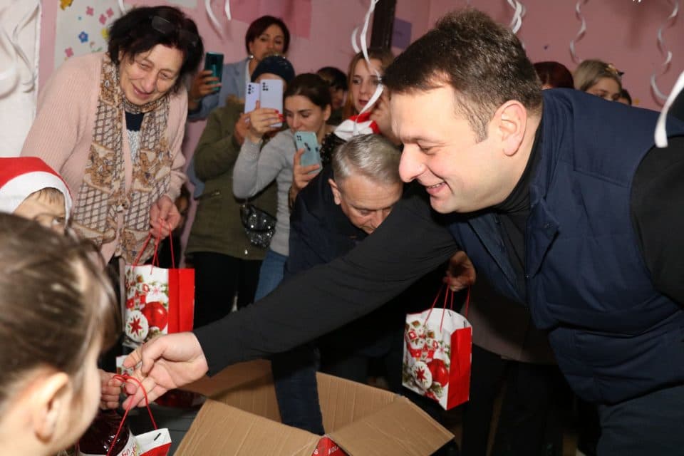 სენაკის მერმა 1022 აღსაზრდელს საახალწლო საჩუქრები გადასცა