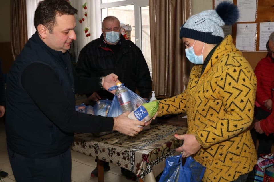 სენაკის მერმა მზრუნველობამოკლებულთა კვების ცენტრის 225 ბენეფიციარს საახალწლო ნობათები გადასცა