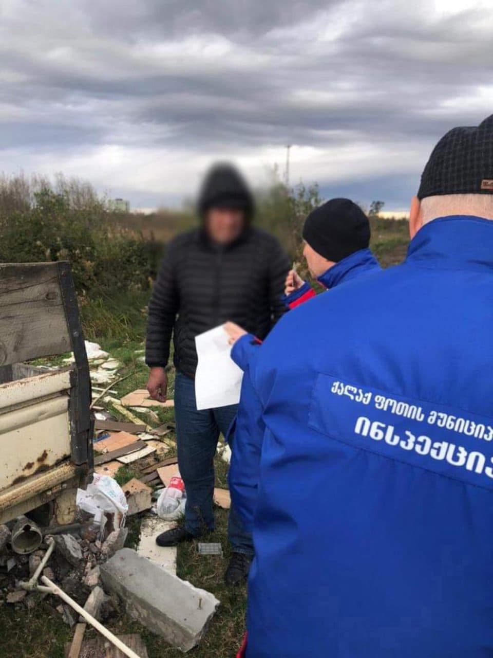 ფოთის მერიის მუნიციპალური ინსპექციის თანამშრომლებმა სამშენებლო ნარჩენების დაყრის ფაქტი გამოავლინეს