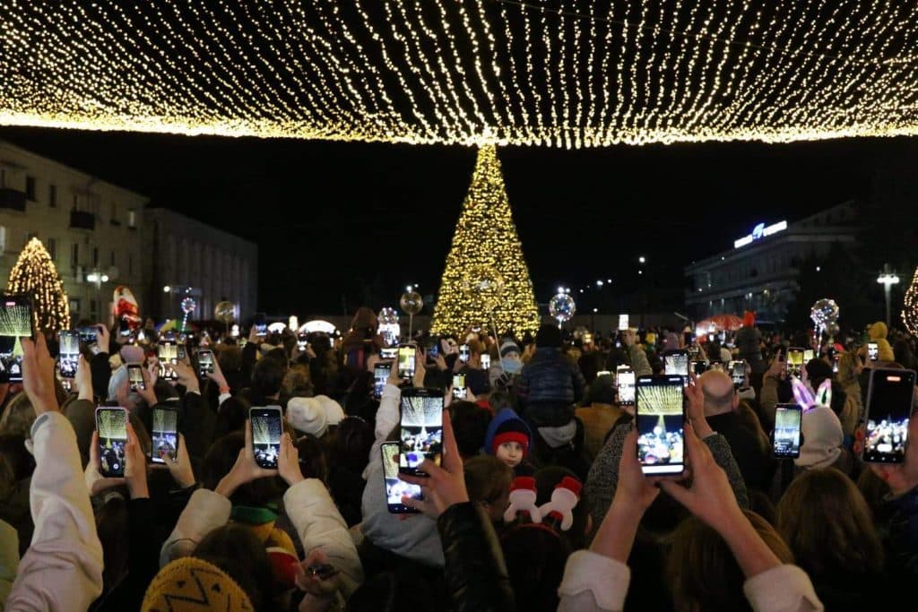 სენაკში, ქალაქის მთავარი ნაძვის ხე საზეიმოდ აინთო - image 2