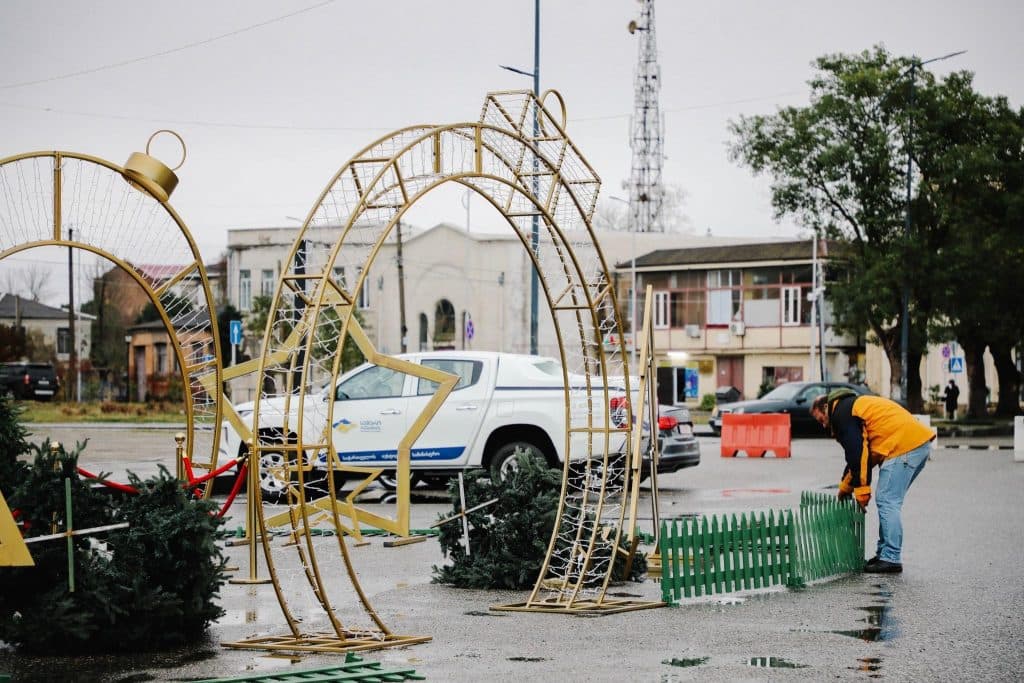 ფოთში საქართველოს პრემიერ-მინისტრის ინიციატივით და მთავრობის ადმინისტრაციის ორგანიზებით, დღეს საახალწლო ზეიმი გაიმართება - image 2