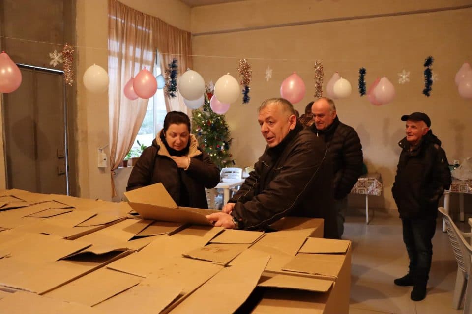 წალენჯიხის მუნიციპალიტეტის მერიამ სოციალურად დაუცველ ოჯახებს საახალწლო ნობათები გადასცა