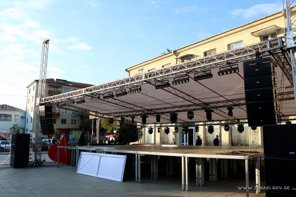 სენაკში პრემიერის ინიციატივითა და მთავრობის ადმინისტრაციის ორგანიზებით საახალწლო კონცერტი გაიმართება - image 2