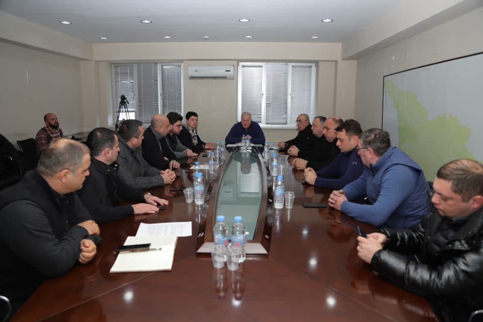 გუბერნატორი: 600-ზე მეტ საცხოვრებელ სახლს ქარმა სახურავი დაუზიანა, მათ შორის 30 არის საცხოვრებელი კორპუსი