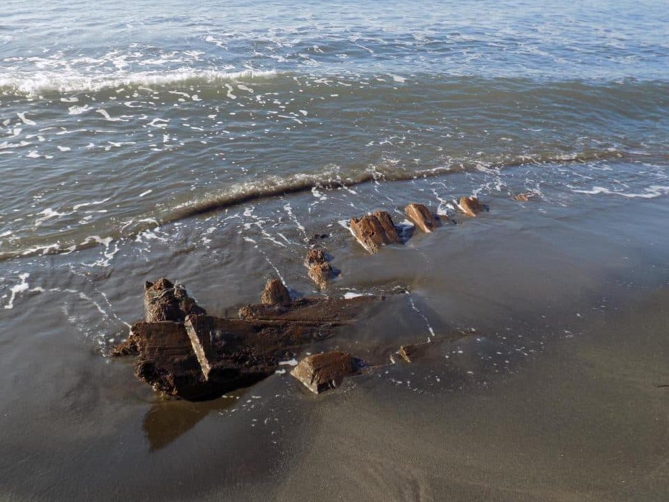 ფოთში ზღვამ ძველი ნავი გამორიყა