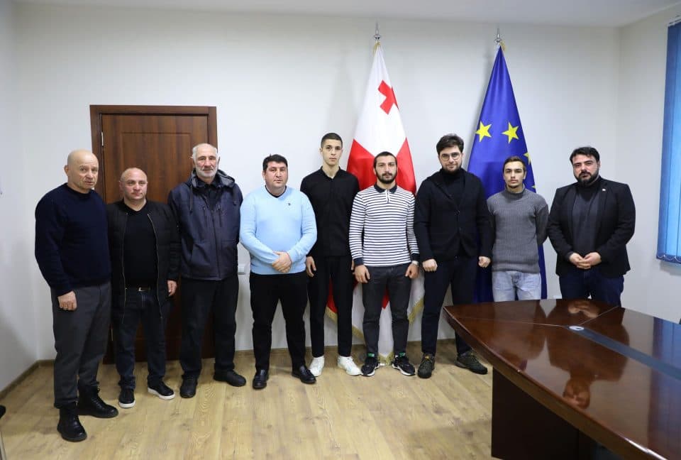 ფოთის მუნიციპალიტეტი ჩემპიონ სპორტსმენებს ფულად ჯილდოს გადასცემს