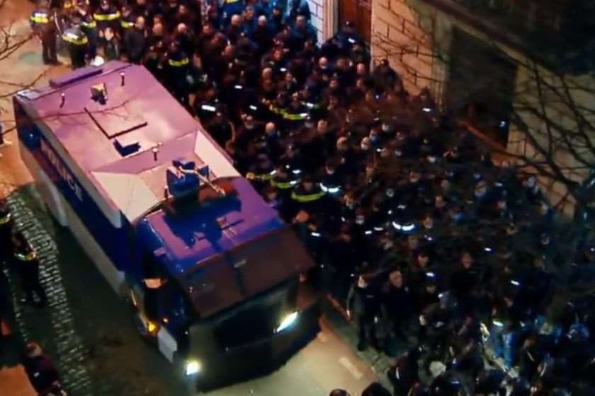 სამართალდამცველები პარლამენტთან წყლის ჭავლს ლოკალურად იყენებენ