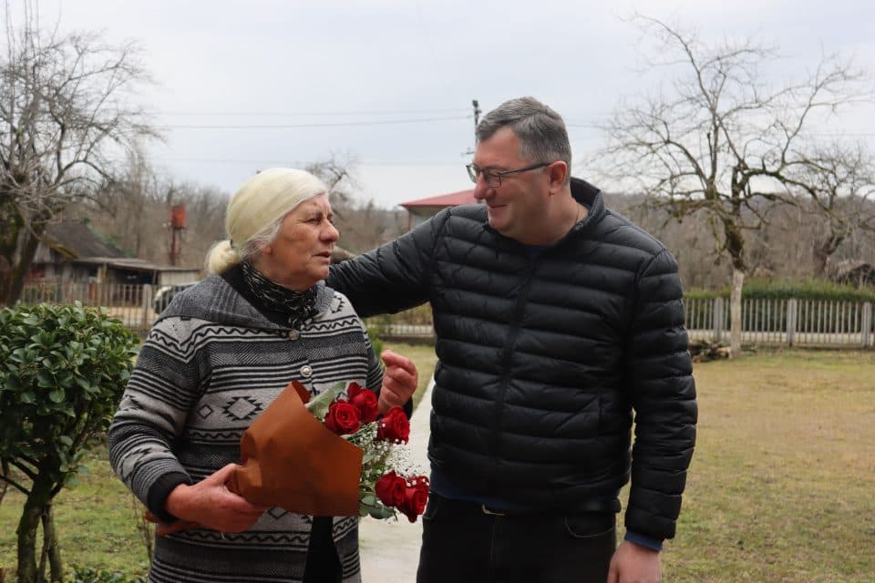 ჩხოროწყუს მუნიციპალიტეტის მერმა დედებს 3 მარტი მიულოცა