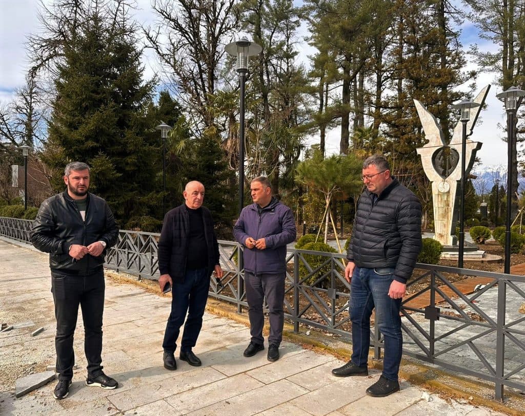 ჩხოროწყუს განახლებული ცენტრი – მიმდინარე სამუშაოებს მერი და გუნბერნატორის მოადგილე გაეცნენ - image 2