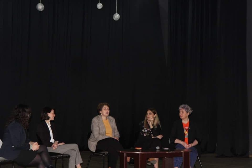 მოსწავლე ახალგაზრდობის სასახლემ ქალთა დღესთან დაკავშირებით შეხვედრა გამართა