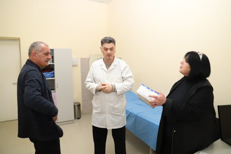მარტვილის მერიამ ძაღლის მიერ დაკბენილი მოქალაქეებისთვის საავადმყოფოს მედიკამენტები გადასცა