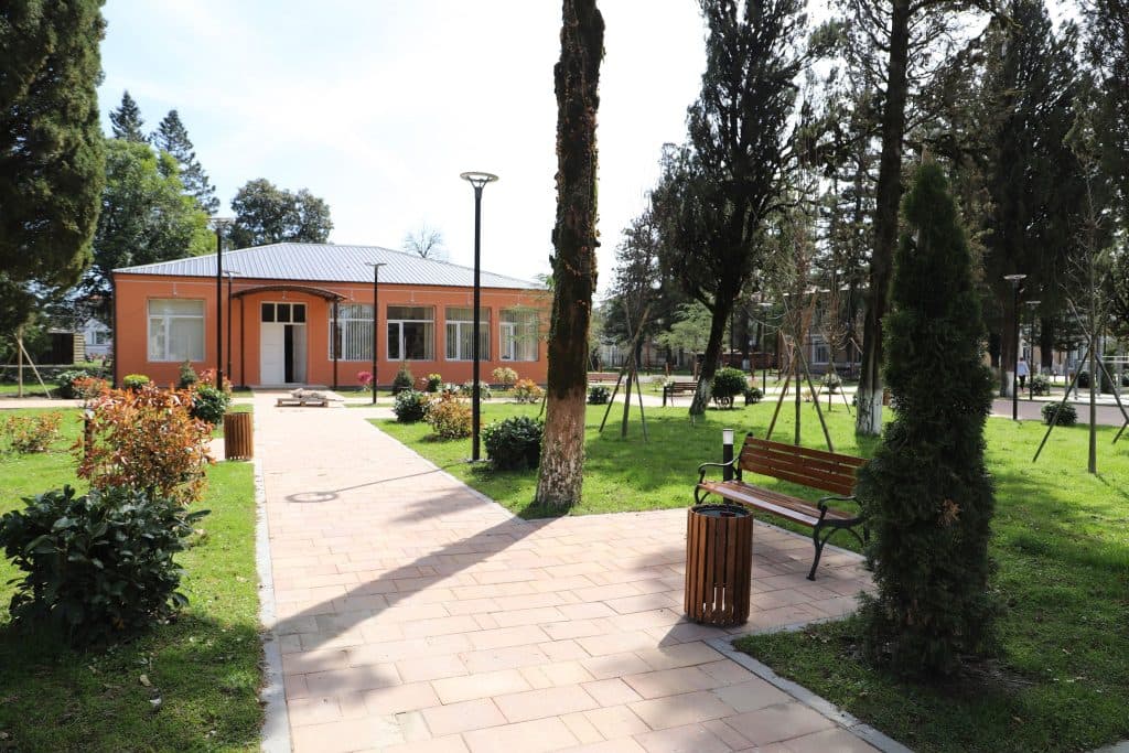 მარტვილში „განახლებული რეგიონების“ ფარგლებში სკვერის რეაბილიტაცია მიმდინარეობს - image 2