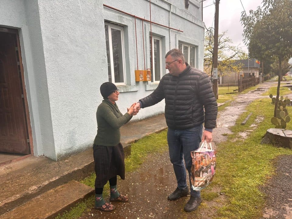 ჩხოროწყუს მერია სოციალურად დაუცველებს სააღდგომო ნობათებს ურიგებს