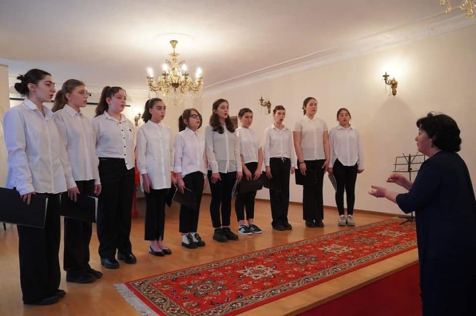 ზუგდიდში მოსწავლე-ახალგაზრდობის გოგონათა ვოკალურმა ანსამბლმა საგუნდო კოლექტივების კონკურსში მიიღო მონაწილეობა