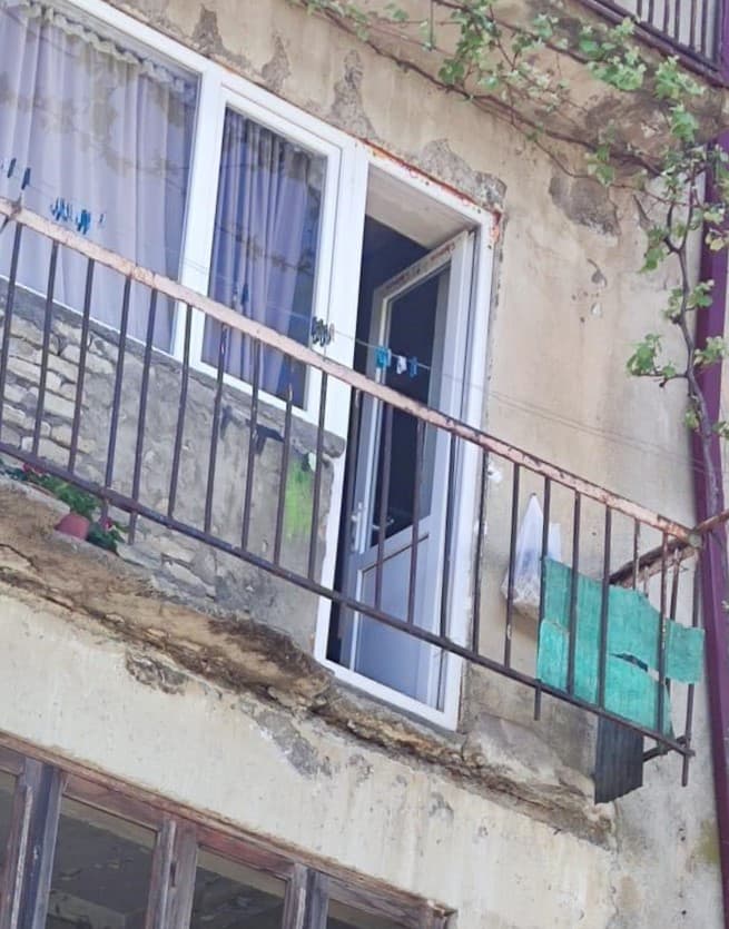 ექსკლუზივი: ჯვარში აივანი ჩამოინგრა და ქალი მოყვა