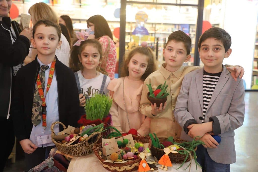 ზუგდიდში „ეკო ხელნაკეთის“ პატარა ხელოვანების გამოფენა გაიმართა - image 2