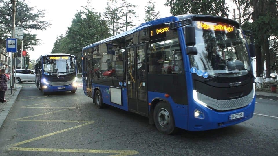 ზუგდიდის მუნიციპალური ტრანსპორტი ბაღის აღმზრდელებს 50 პროცენტიანი ფასდაკლებით მოემსახურება