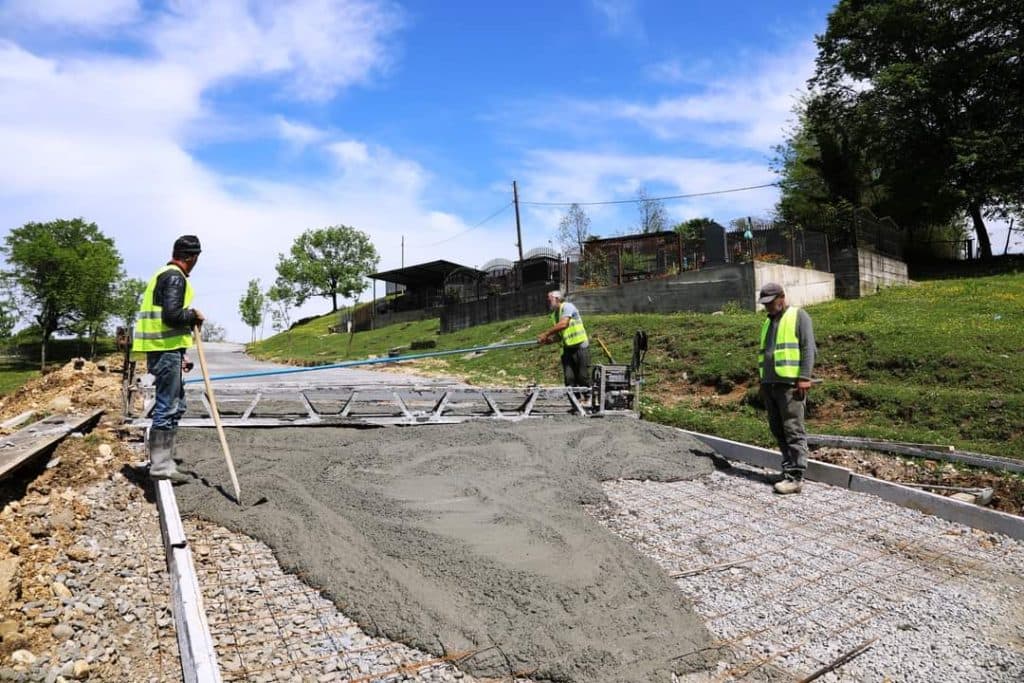 ზუგდიდის მუნიციპალიტეტში საგზაო ინფრასტრუქტურის მოწყობა აქტიურად მიმდინარეობს - image 2