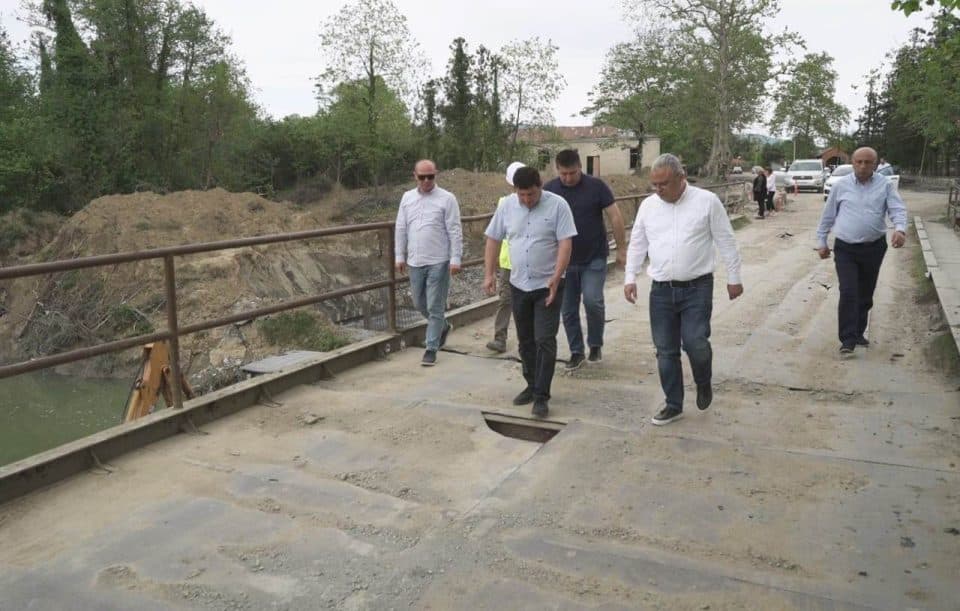 სოფელ დიდინეძში, მდინარე ჯუმზე, ახალი ხიდის მოწყობა მიმდინარეობს