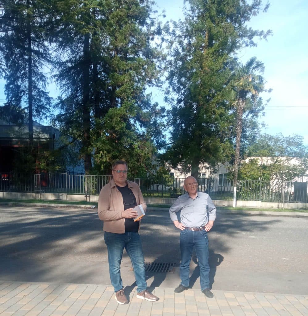 გრანელის პარკის შესასვლელთან სამი მონუმენტი განთავსდა - image 2