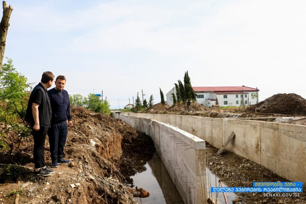 სენაკის მერი სტიქიის ობიექტებზე მიმდინარე სამუშაოებს გაეცნო - image 2