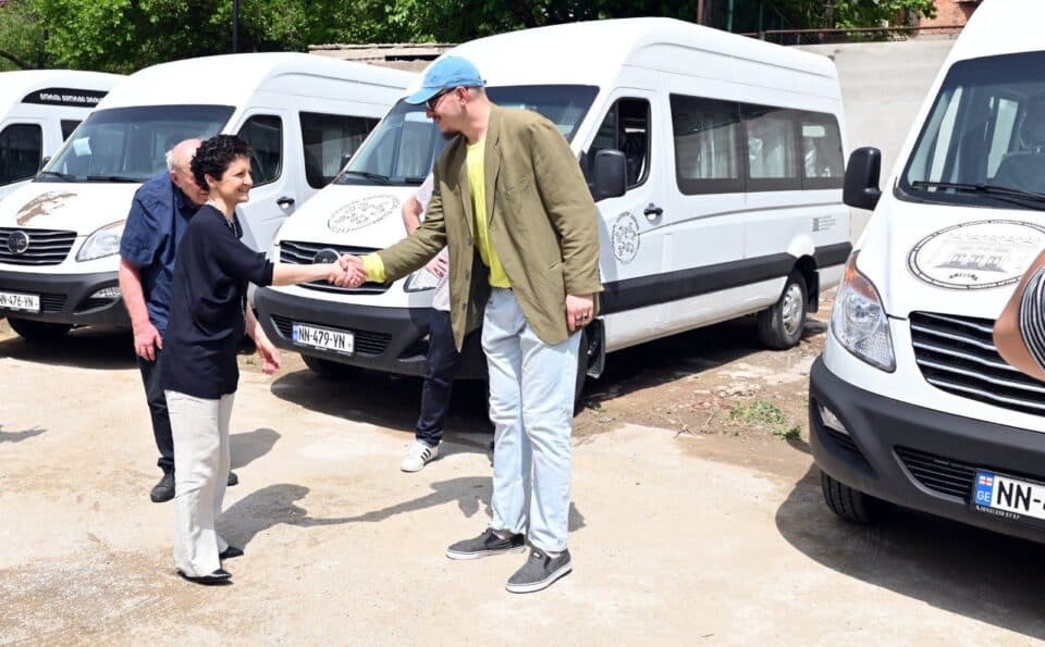 კულტურის სამინისტრომ ზუგდიდის და სენაკის თეატრებს მიკროავტობუსები გადასცა